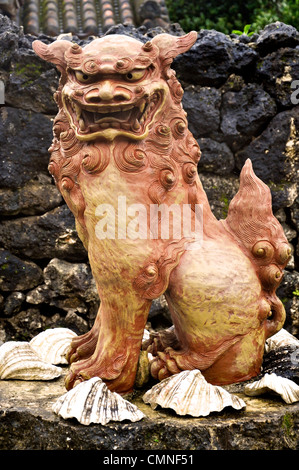 Un tuteur (Lion) shisa, une décoration typique d'Okinawa Banque D'Images