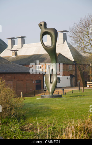 Henry Moore sculpture ' grande forme' 1981-1982 au Snape Maltings, Suffolk, Angleterre Banque D'Images