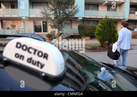 Jeune médecin, un médecin de campagne, généralistes dans le pays, après une visite à domicile avec un malade, dans une voiture. Banque D'Images