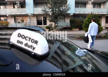 Jeune médecin, un médecin de campagne, généralistes dans le pays, après une visite à domicile avec un malade, dans une voiture. Banque D'Images