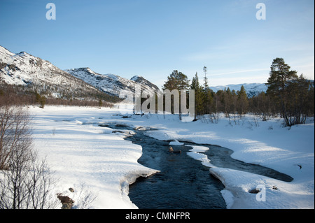 En hiver, la Norvège du Sud/Hovden avec Otra river et de montagnes couvertes de neige Setesdal Banque D'Images