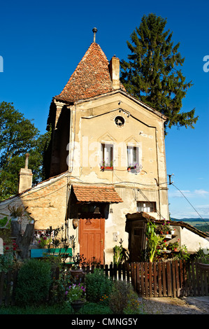 Maison construite dans la tour médiévale de Sighisoara les murs de la citadelle médiévale fortifiée saxonne, Transylvanie, Roumanie Banque D'Images