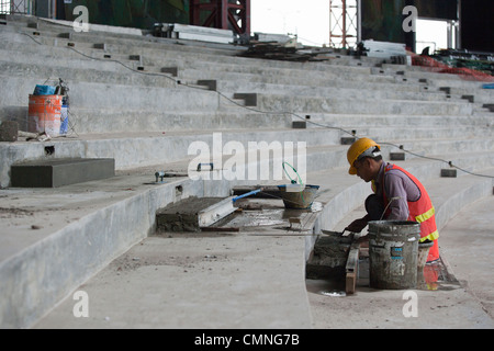 Un travailleur migrant de la Chine travaille sur le chantier de construction de Resorts World Sentosa de Singapour, le 25 juin 2009. Banque D'Images