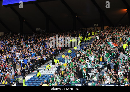 Celtic et Kilmarnock fans laissez-vous tenter par quelques plaisanteries au cours de la finale de Coupe de Ligue de communautés écossaises au stade de Hampden. Banque D'Images