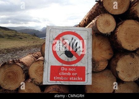 Avertissement - Ne pas monter sur les piles de bois Banque D'Images