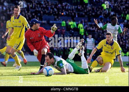 Anthony Stokes du Celtic va au-dessus de la boîte à la recherche d'un mort dans la controverse de l'incident de dernière minute en finale de Coupe de Ligue. Banque D'Images