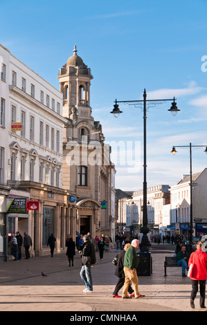 Clients dans la Hight Street à Cheltenham, Gloucestershire, Royaume-Uni Banque D'Images