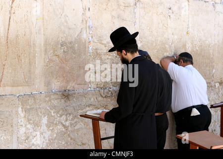 Les Juifs orthodoxes prient au Mur des lamentations aussi appelé le Mur Occidental à Jérusalem, Israël. Banque D'Images