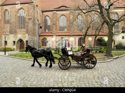 La calèche à l'extérieur de Nikolai Kirche (église) à Berlin Banque D'Images