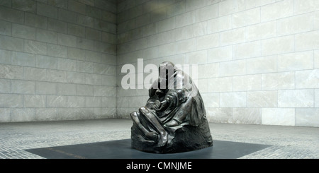 La sculpture Käthe Kollwitz mère avec son fils mort dans la Neue Wache (nouveau poste de garde) à Berlin Banque D'Images