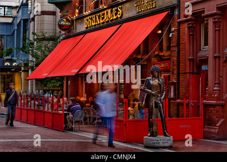 Bruxelles, Dublin bar. Statue en l'honneur du fondateur de Thin Lizzy Phil Lynott rock star Banque D'Images