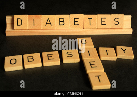 Un regard sur le diabète, scrabble lettres épeler les mots le diabète, l'obésité et l'alimentation. Banque D'Images