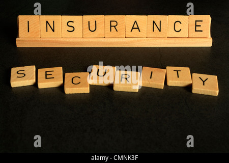 L'assurance et de la sécurité, avec cpncept mots énoncés dans lettres de l'alphabet. Sur un fond texturé, sombre. Banque D'Images