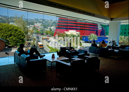 La Bibliothèque publique de West Hollywood avec vue sur Pacific Design Center et Hollywood Hills Banque D'Images