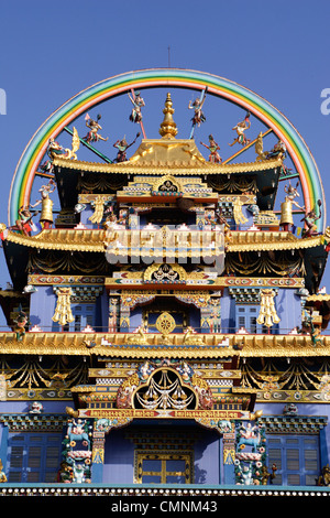 La roue de la vie au sommet de la toiture du Temple du Bouddha d'Or, un monastère bouddhiste tibétain à Namdroling, Karnataka, Inde. Banque D'Images