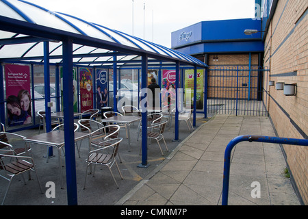 Abri fumeurs à l'extérieur un bingo Banque D'Images