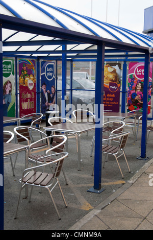 Abri fumeurs à l'extérieur un bingo Banque D'Images