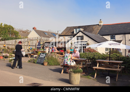 Lizard Cornwall England UK. La boule de sorcière 15e siècle freehouse pub avec des gens assis à des tables à l'extérieur profitant du soleil Banque D'Images