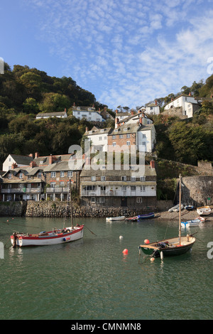 Clovelly, Devon, Angleterre, Royaume-Uni. Avis de bateaux dans le port en dessous du village sur une colline abrupte sur la côte Banque D'Images