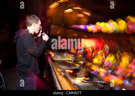 Mixage DJ sur discothèque, Grand Clapham, Londres, UK Banque D'Images