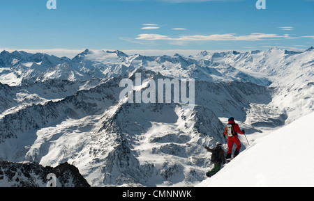 Deux skieurs en admirant le paysage de montagne Hiver Stubai à, en Autriche. Banque D'Images