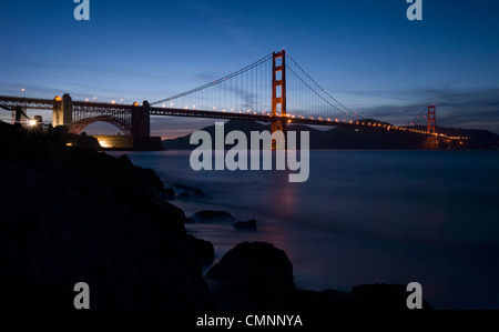 Le Golden Gate Bridge près de l'océan Pacifique à la tombée de la nuit à San Francisco, Californie, USA, le 10 mai 2009. (Adrien Veczan) Banque D'Images