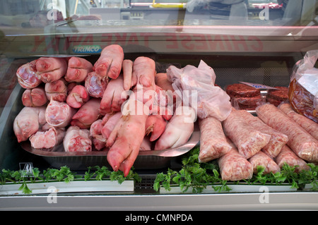 Pieds de Porc et autres viandes en vente sur marché couvert de la ville de Norwich Banque D'Images