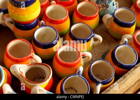 Variété de pots en céramique bijou artisanal au marché plein air au Mexique. Banque D'Images