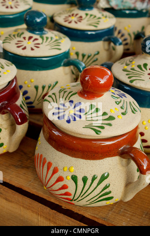 Variété de pots en céramique bijou artisanal au marché plein air au Mexique. Banque D'Images