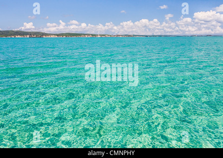 La mer couleur émeraude de la baie d'Antsiranana (Diego Suarez), du nord de Madagascar Banque D'Images