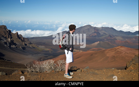 Randonneur porte sur le parc national de Haleakala sur Maui Banque D'Images