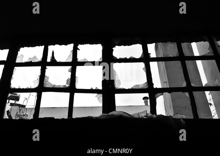 Fenêtre cassée en usine abandonnée. Noir et blanc. Banque D'Images