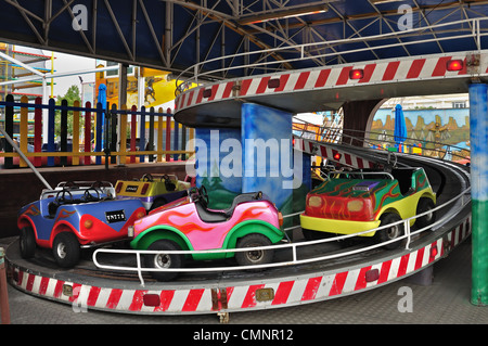 Balades en voiture du parc d'attractions vide sur une journée froide. Banque D'Images