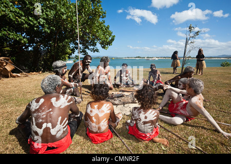 Guugu Yimithirr tribu autochtone au cours de reconstitution de Captain Cook's Landing. Cooktown, Queensland, Australie Banque D'Images