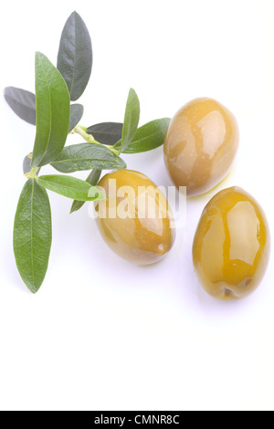 Trois olives vert sur blanc Banque D'Images