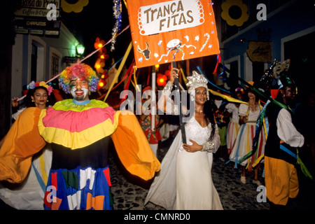 Célébrer les fêtards dans le Pelourinho Carnaval un quartier historique de Salvador, Brésil, Site du patrimoine mondial de l'UNESCO Banque D'Images