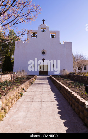 Lumière matinale à l'église de mission Saint-François de Paula à Tularosa, Nouveau-Mexique (fondée en 1865). Banque D'Images