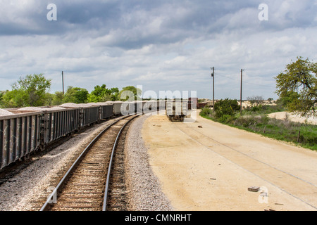 Voies ferrées et wagons de marchandises garés le long de la route d'Austin et du Central Texas entre Austin et Burnet, Texas. Banque D'Images