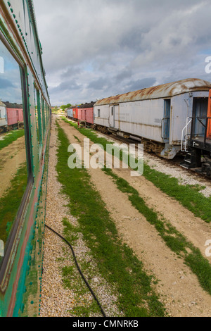 Voitures anciennes, dont beaucoup des années 1920, dans une cour de train à Austin et au Texas Central Railroad Depot à Austin, Texas. Banque D'Images