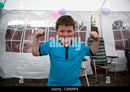 DALE FARM, Basildon, Essex, UK, 28/08/2011. Un jeune résidant de Dale Farm pose pour un portrait. Banque D'Images