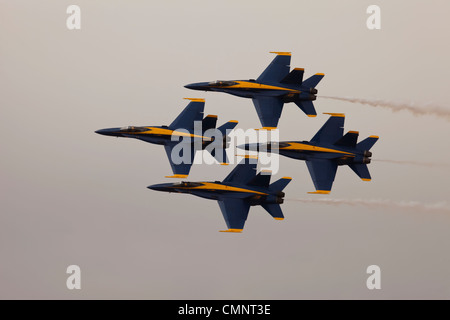 L'angle de l'US Navy Blue de supériorité aérienne F-18 avion de chasse. Fermer formation diamant contre storm cloud. Banque D'Images