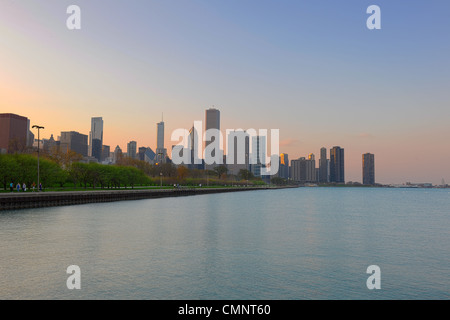 Le centre-ville de Chicago au crépuscule avec le lac Michigan en premier plan Banque D'Images