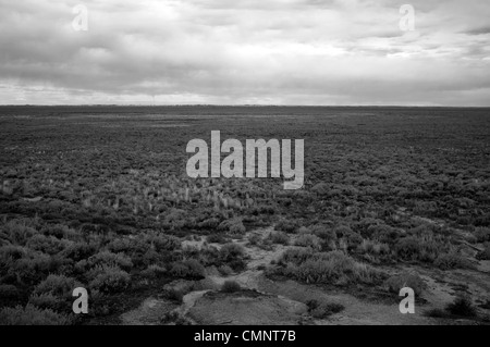 Dry Lake Bed Outback Australie avec Soft Ciel Nuages Banque D'Images