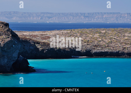 Kayak de mer dans la baie de Balandra, Mer de Cortez, Baja California, Mexique. Banque D'Images