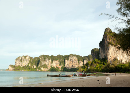 Les falaises de l'extrémité nord de Railay Bay (Krabi - Thaïlande). Falaises calcaires Nord de la baie de Railay (Krabi). Banque D'Images