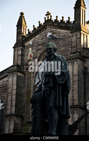 Seagull assis sur la tête de la statue d'Adam Smith dans le Royal Mile, Édimbourg, Écosse. Banque D'Images