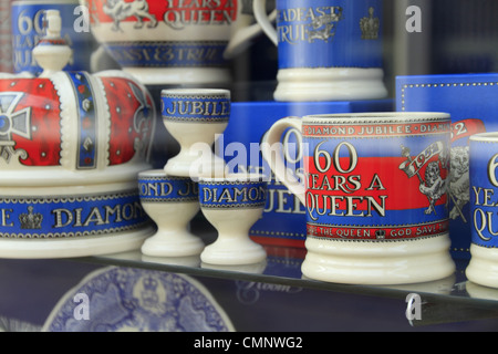 Souvenirs du Jubilé de diamant de la Reine souvenirs vaisselle à thé pour la vente dans une vitrine à Lewes, East Sussex, Angleterre. Banque D'Images