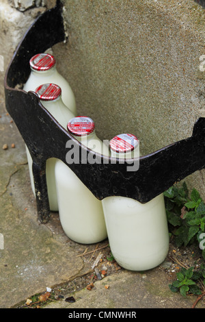 Bouteilles en verre de lait frais livré sur la rue devant la porte d'une maison à Lewes, East Sussex, Angleterre. Banque D'Images