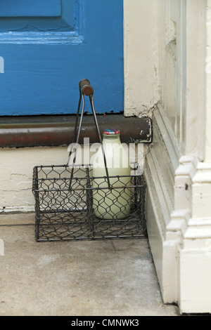 Bouteilles en verre de lait frais livré sur la rue devant la porte d'une maison à Lewes, East Sussex, Angleterre. Banque D'Images