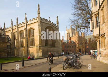 Vélo étudiant collèges passé sur Trinity Street, Cambridge, Angleterre Banque D'Images